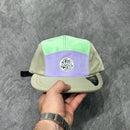 BONÉ FIVE PANEL TAG 3 PARTS - BEGE/LILÁS/VERDE