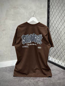 CAMISETA STRANGER “BLOCK LETTERS” - MARROM